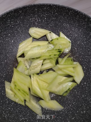 素炒青瓜片的做法步骤：2