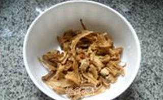 鸡棕菌炒五号菜的做法步骤：2