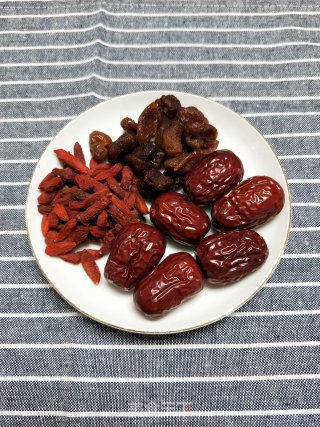 红枣桂圆水果茶的做法步骤：1
