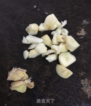 蒜香水瓜的做法步骤：2