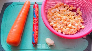 玉米粒炒火腿肠的做法步骤：1