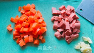 玉米粒炒火腿肠的做法步骤：2