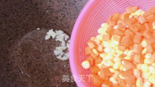 玉米粒炒火腿肠的做法步骤：4
