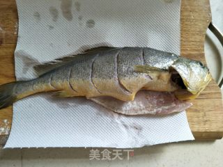 家常炖黄鱼的做法步骤：1