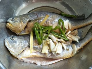 家常炖黄鱼的做法步骤：2