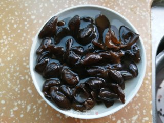 黑木耳烧鸡翅的做法步骤：1