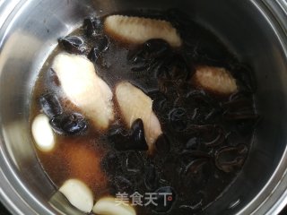 黑木耳烧鸡翅的做法步骤：4
