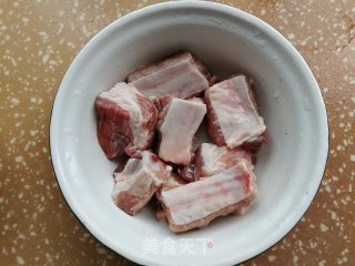 黑木耳土豆炖排骨的做法步骤：1