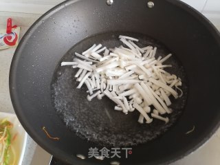 海鲜菇火腿蛋花汤的做法步骤：4