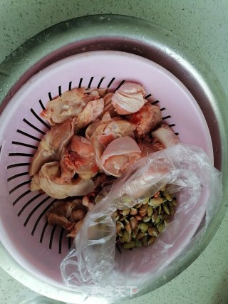 毛豆烧鸡块的做法步骤：1