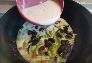 火麻奶芦笋鲜香浓汤的做法步骤：6