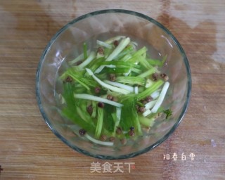 孩子最爱的鱼肉馅儿水饺❗️鲜鱼肉饺子（黑鱼）的做法步骤：1