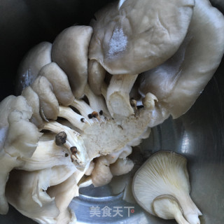 青椒番茄炒平菇的做法步骤：1