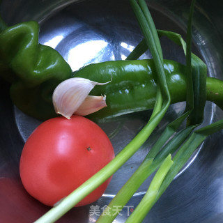 青椒番茄炒平菇的做法步骤：2