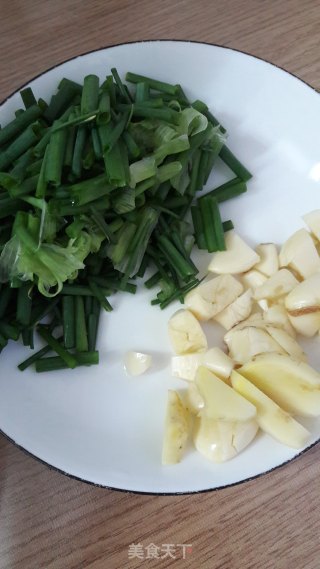 土豆炒猪肉的做法步骤：2