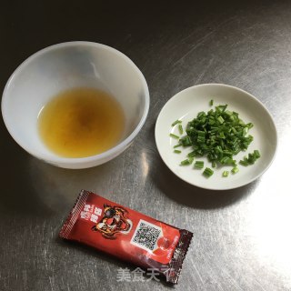 辣酱葱油拌面的做法步骤：2