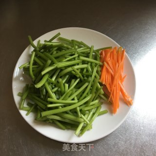 拌红薯杆的做法步骤：1