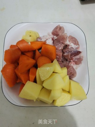 胡萝卜土豆烧肉的做法步骤：1