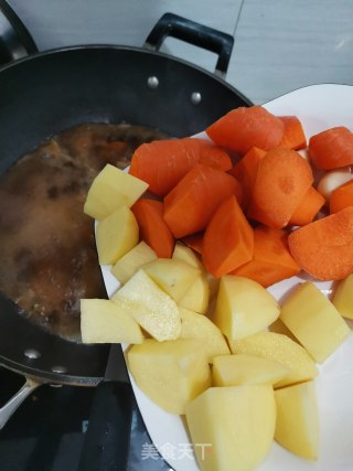 胡萝卜土豆烧肉的做法步骤：8
