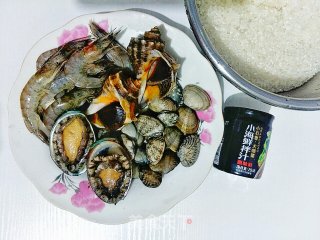 鲍鱼螺肉海鲜饭的做法步骤：1