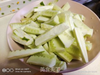 牛肉嫩姜炒黄瓜的做法步骤：1