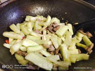 牛肉嫩姜炒黄瓜的做法步骤：9