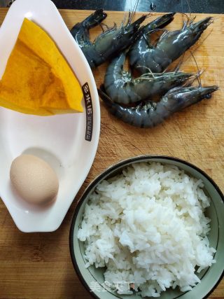 南瓜虾仁炒饭的做法步骤：1