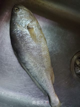 豆酱蒸黄花鱼的做法步骤：1