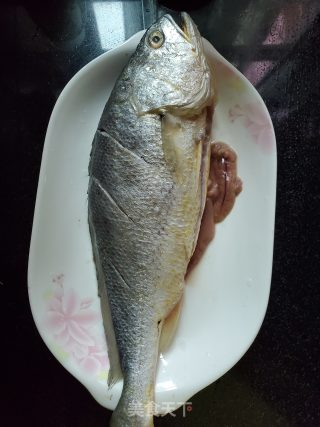 豆酱蒸黄花鱼的做法步骤：3