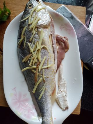 豆酱蒸黄花鱼的做法步骤：4