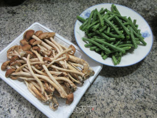 茶树菇炒豇豆的做法步骤：1
