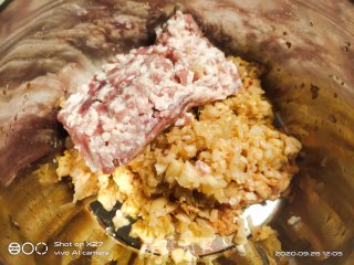 酸菜肉末饺子的做法步骤：2