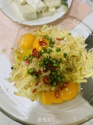 土豆丝煎鸡蛋饼的做法步骤：1