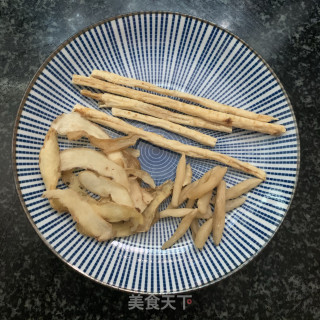 雪梨沙参玉竹煲排骨的做法步骤：1