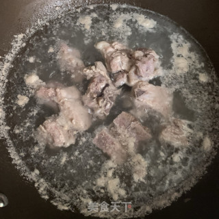 雪梨沙参玉竹煲排骨的做法步骤：2