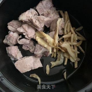 雪梨沙参玉竹煲排骨的做法步骤：4