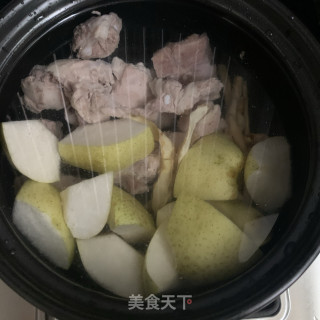 雪梨沙参玉竹煲排骨的做法步骤：6