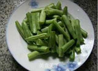 梅豆黑木耳烧豆腐的做法步骤：2