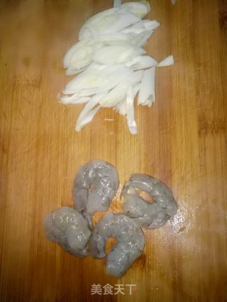 葱油虾仁汤面的做法步骤：1