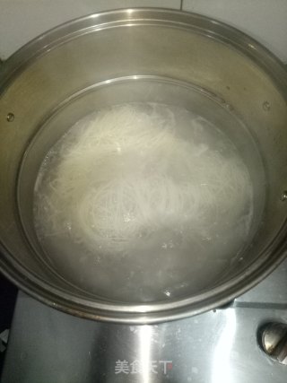 葱油虾仁汤面的做法步骤：2
