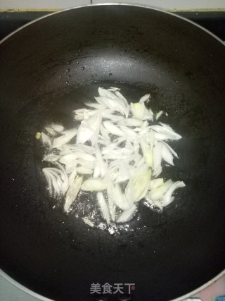 葱油虾仁汤面的做法步骤：3