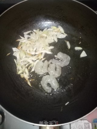 葱油虾仁汤面的做法步骤：4