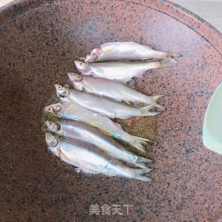 香煎刁子鱼的做法步骤：9