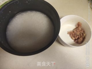 瘦肉粥的做法步骤：2