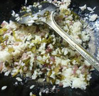 酸菜鱿鱼头炒饭的做法步骤：7