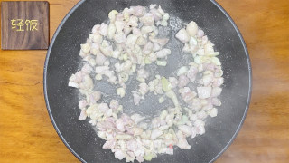 鸡肉香菇焖饭丨孩子再也不挑食妈妈心里乐滋滋!的做法步骤：4