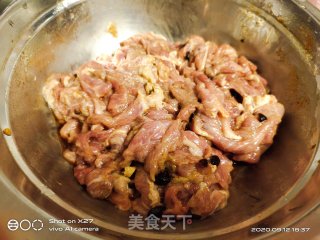 牛肉炒青椒的做法步骤：1