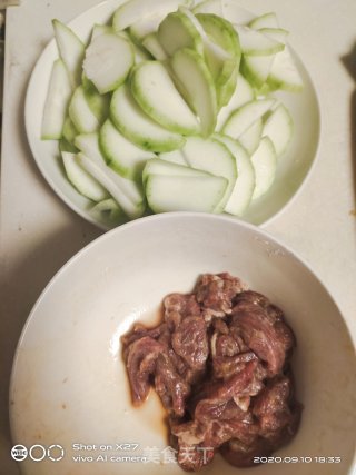 葫芦瓜炒肉丝的做法步骤：1