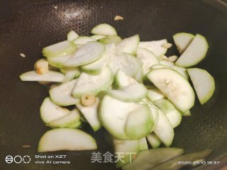 葫芦瓜炒肉丝的做法步骤：2