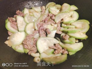 葫芦瓜炒肉丝的做法步骤：3